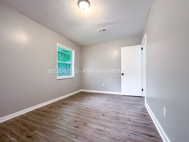 Photo - 405 Midway St