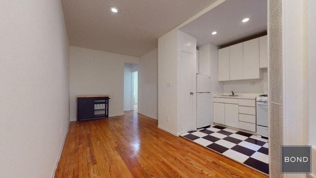 Building Photo - 425 E 65th St Unit 5 Rental