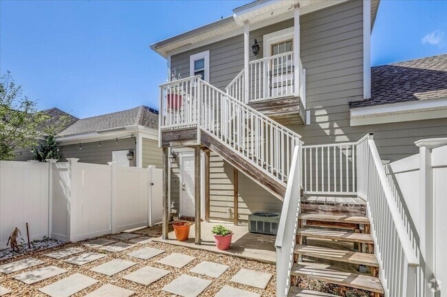 Building Photo - 4028 Colleton Ct Unit Carriage House