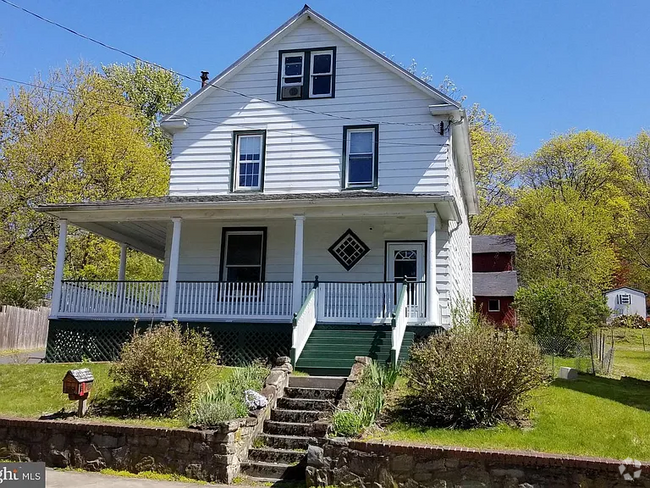 Building Photo - 1619 Main St Rental