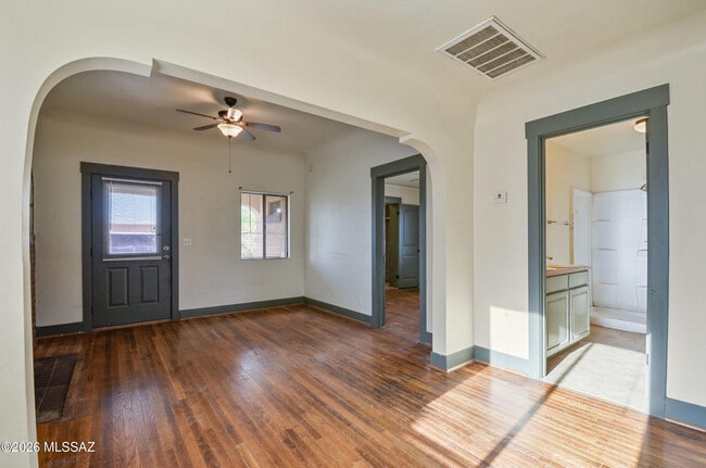 133 W Adams St