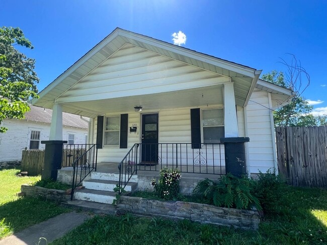 Cute 3 bedroom / 1 bathroom house with fen... - Cute 3 bedroom / 1 bathroom house with fen...