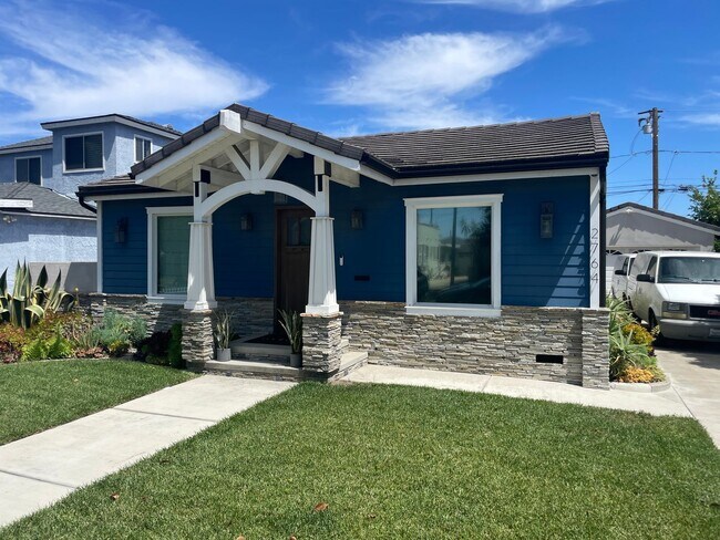 Building Photo - Super comfortable 2-bedroom, 2-bath home in Long Beach