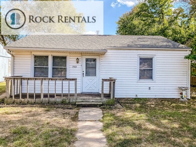 2 Bed 1 Bath with Detached 2 Car Garage - 2 Bed 1 Bath with Detached 2 Car Garage House