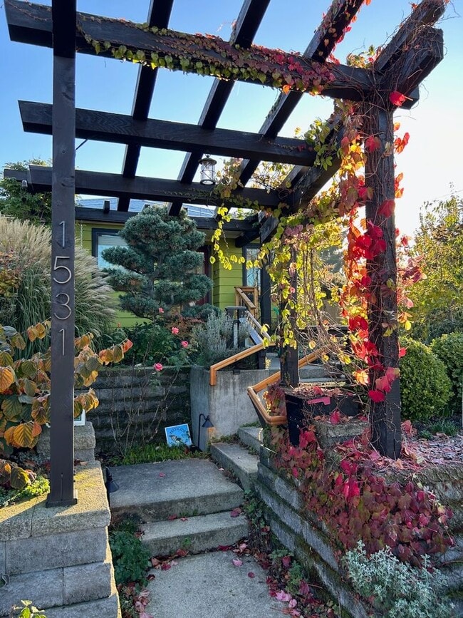 Building Photo - Cozy 2 Bedroom in Charming Everett Neighbo... Rental