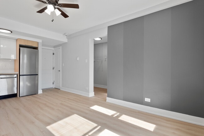 Photo - 1634 W Howard St Unit 214