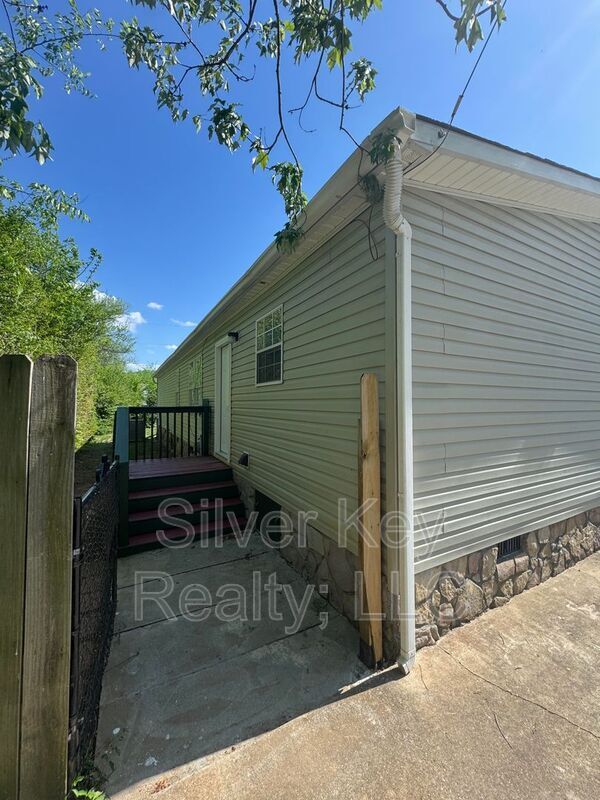 Photo - 1005 Moore St