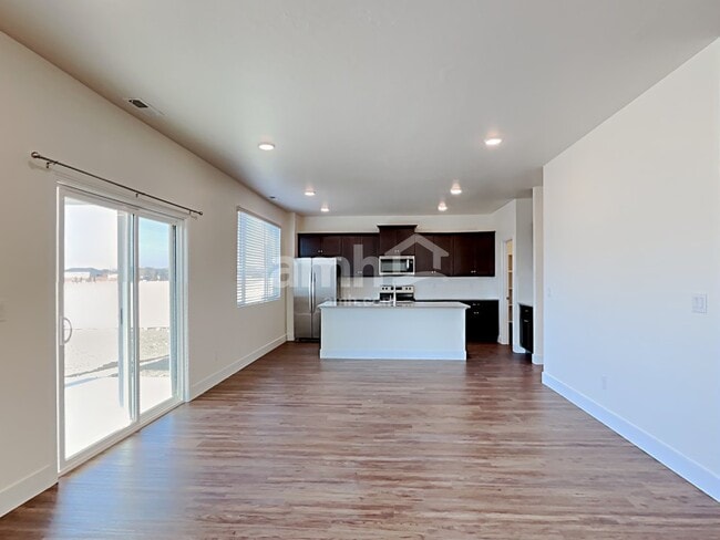 Photo - 901 N Barkvine Ave