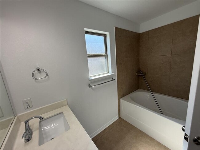 Photo - 531 Parkfield Ln