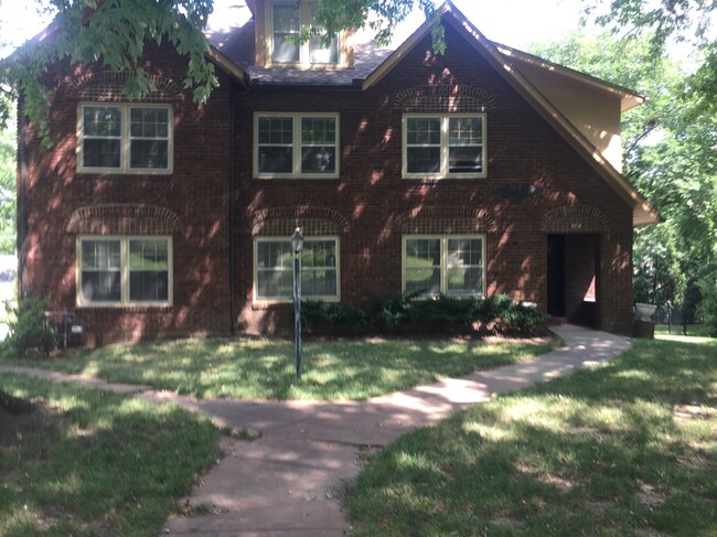 Front View - 6035 Oak St Apartments Unit 1