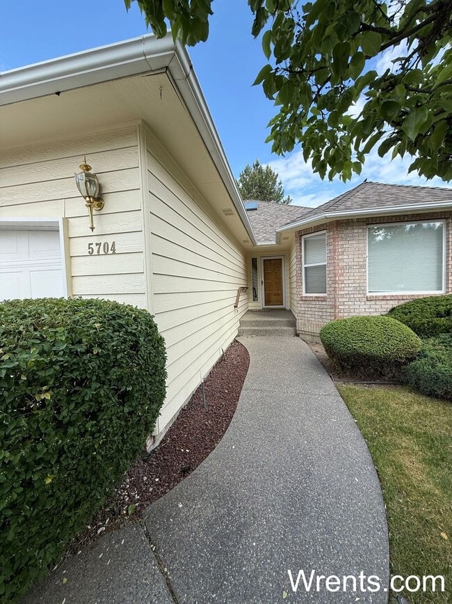 Beautiful 3-Bed, 3-Bath Home in Qualchan Area - Beautiful 3-Bed, 3-Bath Home in Qualchan Area