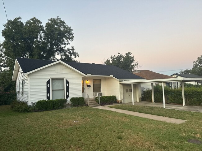Photo - CUTE!!! 2 Bedroom 1 Bath Cute Home with Beautiful Landscaping and Garage