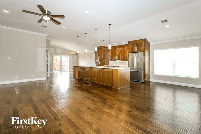 Photo - 6484 Robinson St