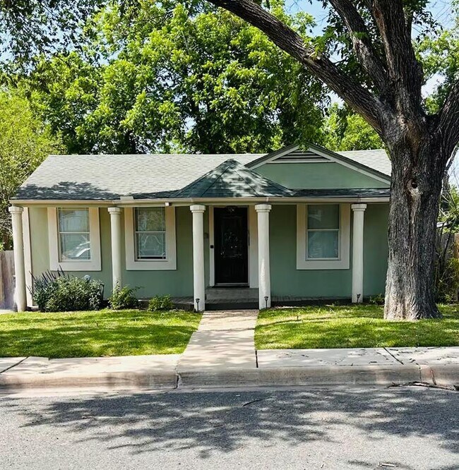 Photo - 2952 Higgins St