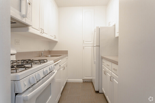 Knickerbocker Plaza - Knickerbocker Plaza Apartments