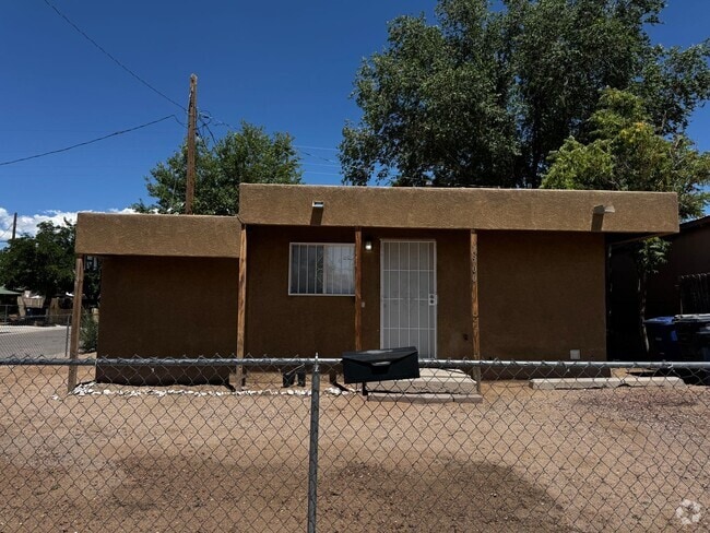 Building Photo - Renovated super cute 2 bedroom home