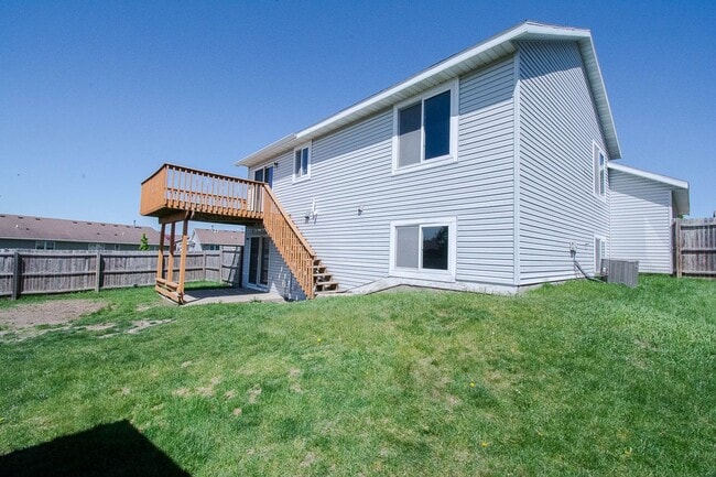 Photo - Spacious, freshly painted split entry home in NW Rochester!
