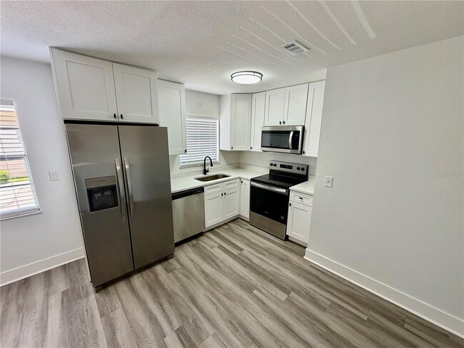 Building Photo - 7210 N Manhattan Ave Unit 2321