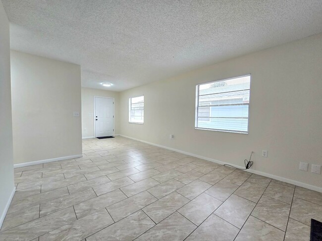 Photo - [1736-1738] Fern Rd E Unit 1736