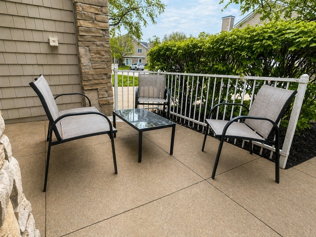 Building Photo - 811 Burr Oaks Dr Unit 1206
