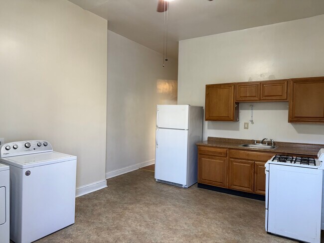 Building Photo - 2215 Brookfield Ave Unit Spacious one-bedroom