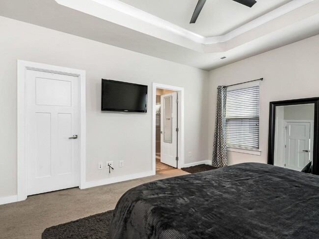 Building Photo - End unit townhome just minutes from uptown!!
