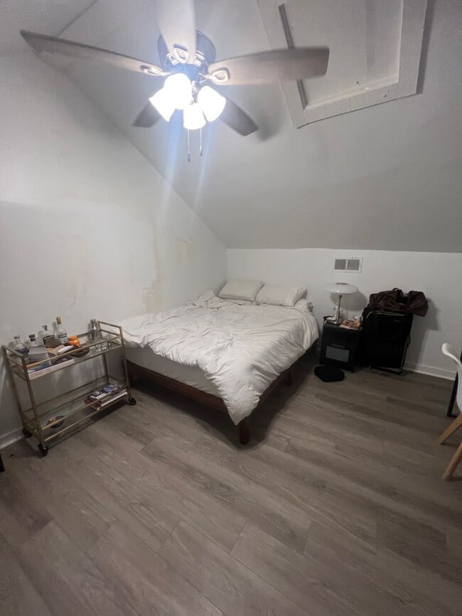 Photo - 2bd/1ba with New Appliances Near Campus Located on Oak St. Text 510-631-1171 for more info!