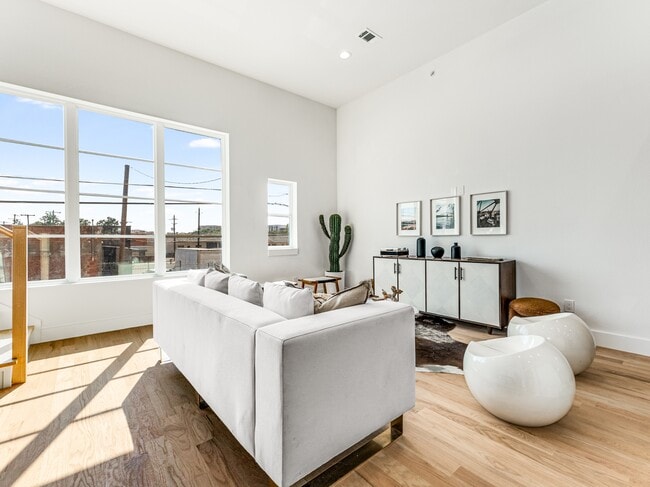 Photo - 2080 Kelly Ave