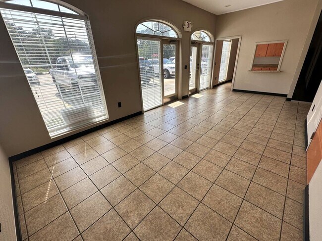 5602 Richmond Rd Unit 104