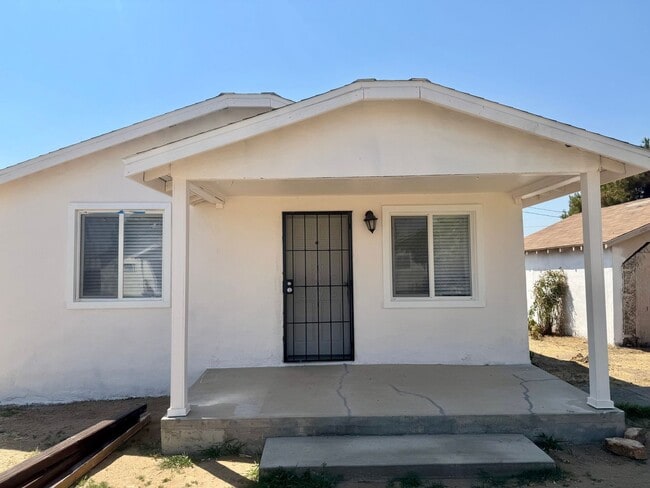 Building Photo - 2 Bedroom Country style house