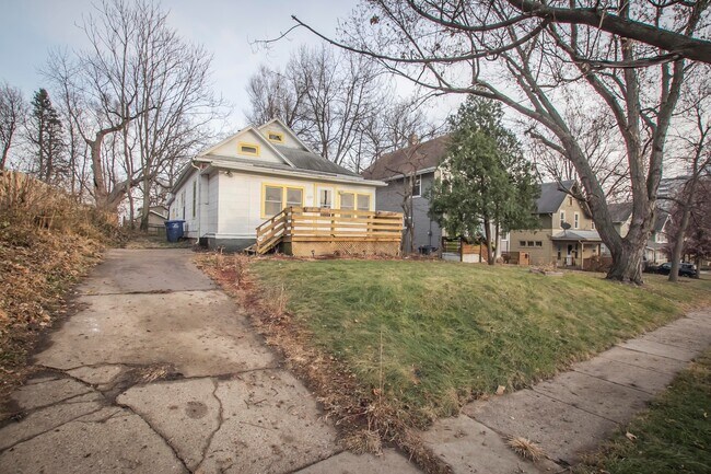 Photo - Spacious 3 bedroom 1 bath