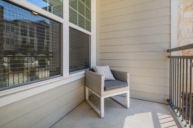 2BR, 2BA - 1070SF - Private Patio