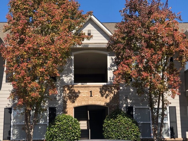 Building Photo - Southern Edge Condo - Close to Campus