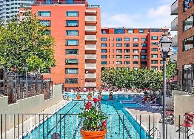 Building Photo - 1011 Arlington Blvd Unit 907