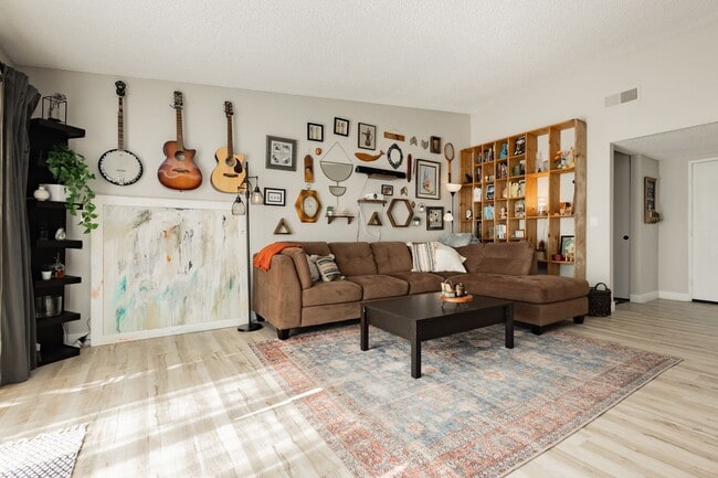 Building Photo - Fully Furnished single story home in Las V...