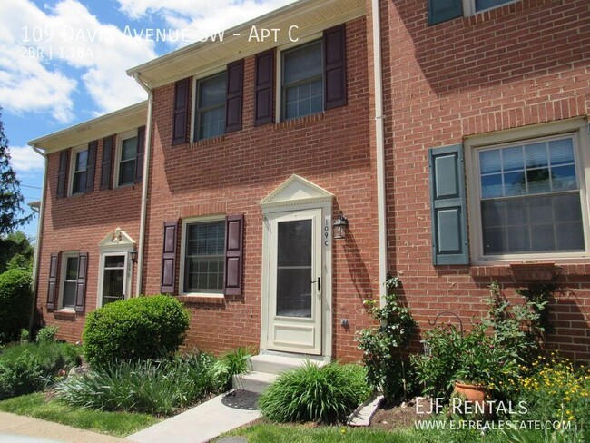 Two Bedroom Townhouse Style Condo - Two Bedroom Townhouse Style Condo Unit Apt C