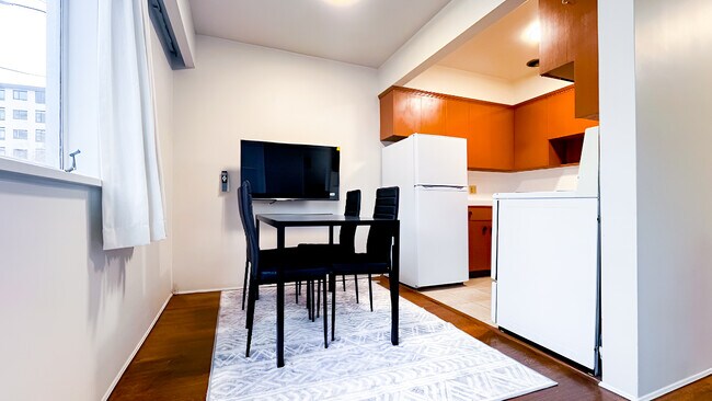 Building Photo - 1925 Nelson St Unit 109