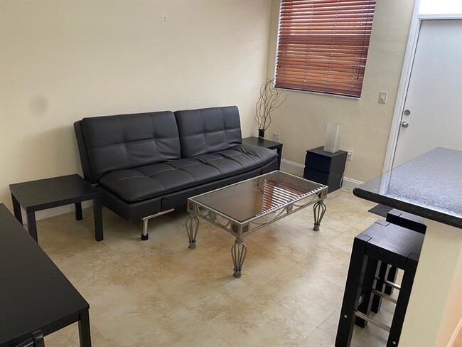 Photo - 335 Collins Ave Unidad 403