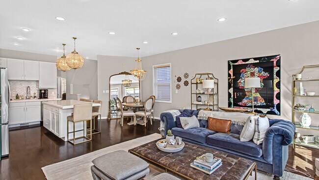 Photo - 1502 N Wood St Unit 001