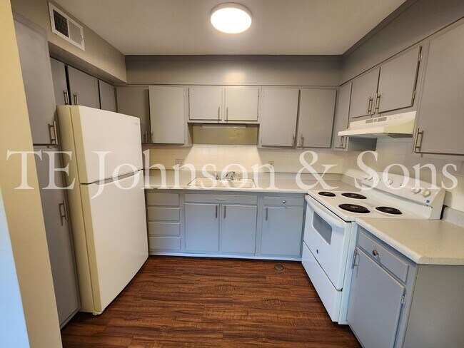 Photo - 2 Bedroom Salem View Apartment! Unidad 2001 S Main 105