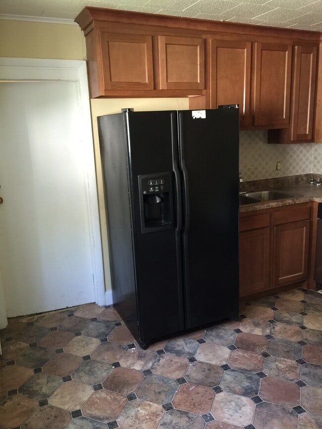 Photo - 42 Henrietta- updated 2 bedroom 1 bath - c... Unidad 42 - Rear