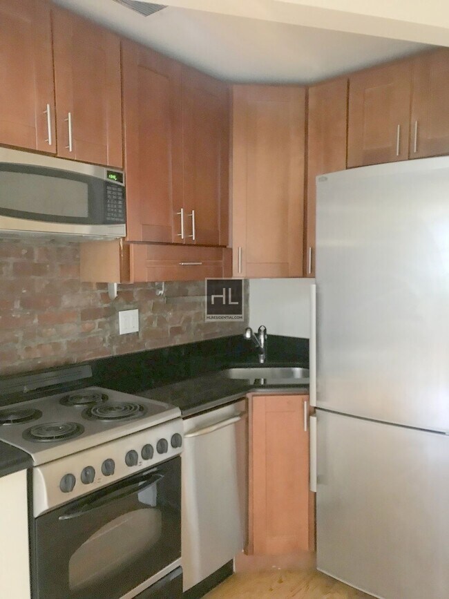 Photo - W 14TH ST. Unidad B