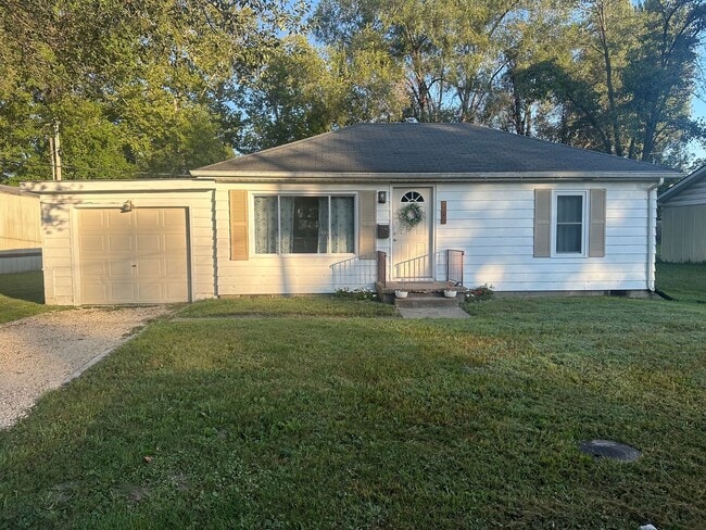 Building Photo - Renovated 2 Bed 1 Bath Rental