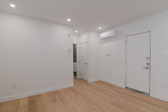 Photo - 4880 Queen Mary Road Unité 004B