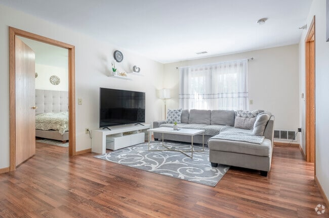 1BR, 1BA - 780SF - Living Room