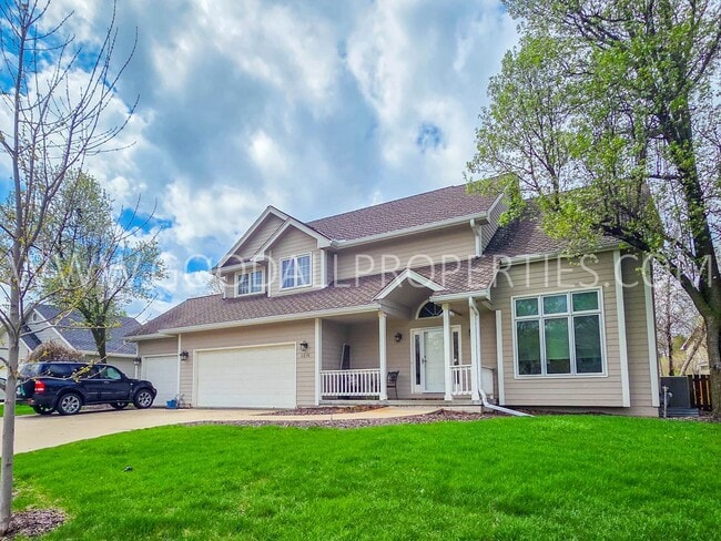 Building Photo - Executive Home - 4 Bedroom, 3.5 Bathroom in Country Club Neighborhood with Finished Basement