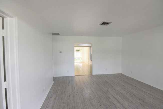 Photo - 2260 NE 5th Ave