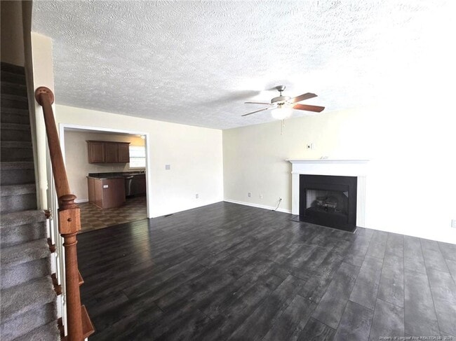 Photo - 410 Roundtree Dr