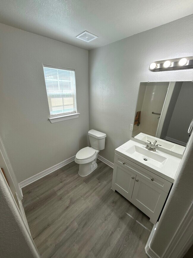 Photo - 707 Denby St