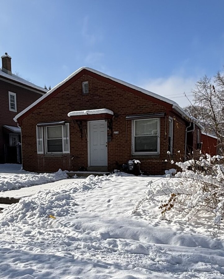 2BR SINGLE FAMILY, REDONE, YARD, PARKING - 2BR SINGLE FAMILY, REDONE, YARD, PARKING